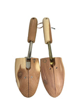 Load image into Gallery viewer, Woodlore Cedar Shoe Trees UK6