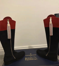Load image into Gallery viewer, Fairfax &amp; Favor British Equestrian Regina Boots in Navy &amp; Red in Sporting Fit UK7.5 EU41 NEW RRP £395
