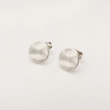 Load image into Gallery viewer, Hammered Circle Stud Earrings, Silver 30E3315
