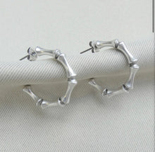 Load image into Gallery viewer, BAMBOO HOOP EARRINGS, SILVER 30E3107
